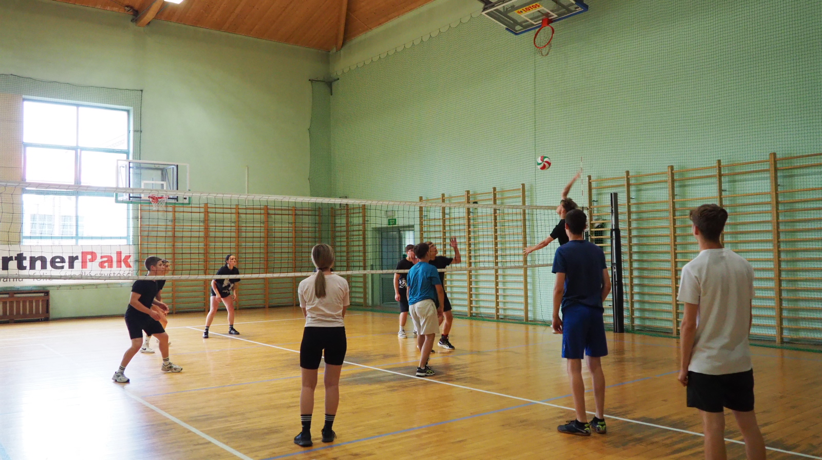 Zdjęcie Dzień Sportu 20-06-2024 (24)e07d4221-8249-42e9-9b7a-1f02ef2fc0b6.jpg w galerii Turniej Piłki Siatkowej w ramach Dnia Sportu Szkolnego II LO